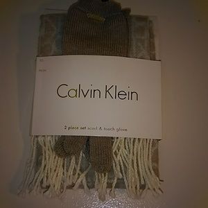 NWT Calvin Klein 2pc set scarf/tech gloves Almd/cr